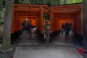 Japan 2012 - Kyoto - Fushimi Inari Taisha - Double arches & People