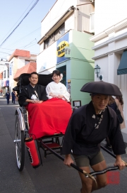 Japan 2012 - Kamakura - Wedding Couple in a Rickshaw