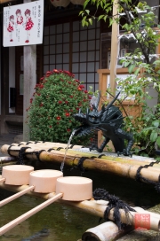 Japan 2012 - Kyoto - Teramachi - Nishiki Tenman-gu - Cleaning fountain