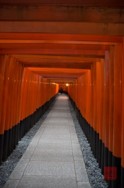 Japan 2012 - Kyoto - Fushimi Inari Taisha - Straight archway