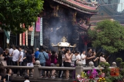 Taiwan 2012 - Taipei - Longshan Tempel - Gläubige