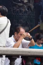 Taiwan 2012 - Taipei - Longshan Tempel - Betender Mann