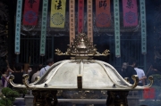 Taiwan 2012 - Taipei - Longshan Tempel - Räucherstäbchenbehälter - Frontfocus