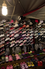 Taiwan 2012 - Taipei - St. Raohe Nachtmarkt - Schuhe