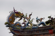 Taiwan 2012 - Taipei - Dalongdong Baoan Tempel - Dach - Drache orange